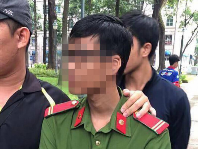 Công an Q.1, TP.HCM tạm giữ hình sự Nguyễn Hồng Thái (35 tuổi) để điều tra làm rõ việc mặc sắc phục giả danh cán bộ công an với âm mưu gây rối tại khu vực trung tâm.