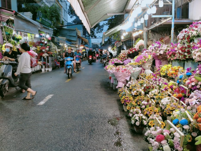 Các cửa hàng hoa tươi bày bán trên các tuyến đường của chợ phố hoa Hồ Thị Kỷ, phường 1, quận 10, TP.Hồ Chí Minh (Ảnh: Trần Hằng).