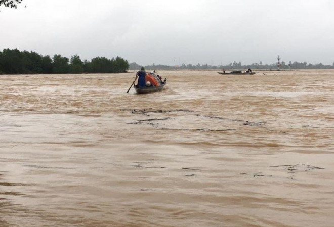 Nước lũ lên nhanh trên ngã ba sông Kiến Giang, Long Đại và Nhật Lệ. Ảnh: CTV