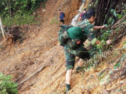 Tin tức trong ngày - Bộ đội cõng gạo muối, vượt lũ đến bản làng đang bị cô lập