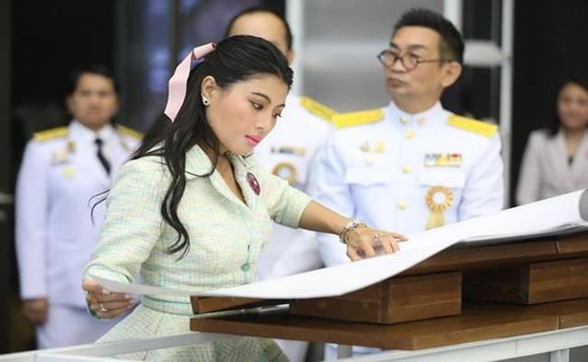 Theo trang tin Express, đứng đầu danh sách những công chúa, công nương giàu nhất thế giới hiện nay là một thành viên hoàng tộc châu Á - công chúa Thái Lan. Vị công chúa này vừa là một doanh nhân vừa là 1 biểu tượng thời trang đình đám.
