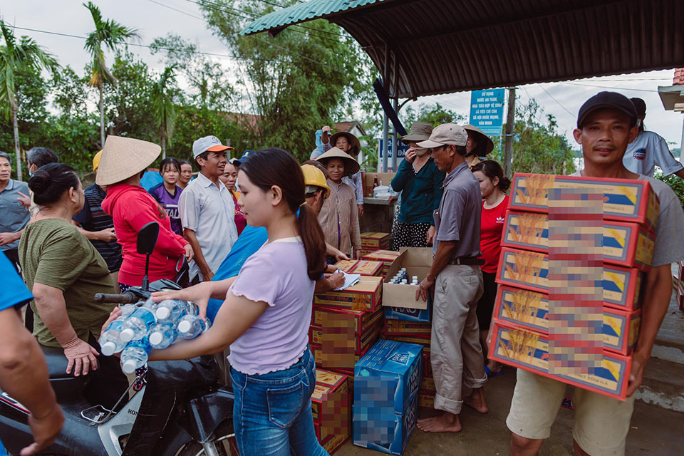 Nam ca sĩ Hà thành bị chỉ trích dữ dội vì in tên “to đùng” lên quà cứu trợ miền Trung - 4