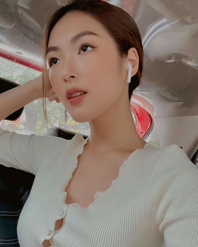 Vóc dáng mảnh mai cùng đường nét gương mặt hài hòa của Linh Chi giúp cô được "chọn mặt gửi vàng" làm người mẫu hay&nbsp;đóng MV.&nbsp;
