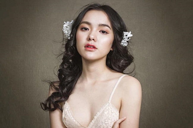 Vẻ ngoài xinh đẹp của Thiên Trang khiến người khác không thể rời mắt trước hết bởi cô mang trong mình 3 dòng máu Thái - Việt - Trung&nbsp;
