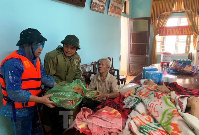 Trước khi gặp nạn và qua đời vài giờ, anh Nguyễn Văn Bình (giữa) vẫn còn tham gia cứu trợ đồng bào Phong Điền bị lũ lụt