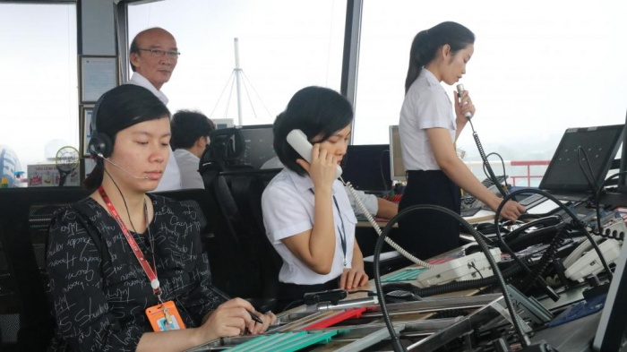 Kiểm soát viên không lưu Trung tâm kiểm soát - tiếp cận tại sân Đà Nẵng điều phối máy bay cất, hạ cánh tại sân bay Đà Nẵng. Ảnh: Vĩnh Nhân