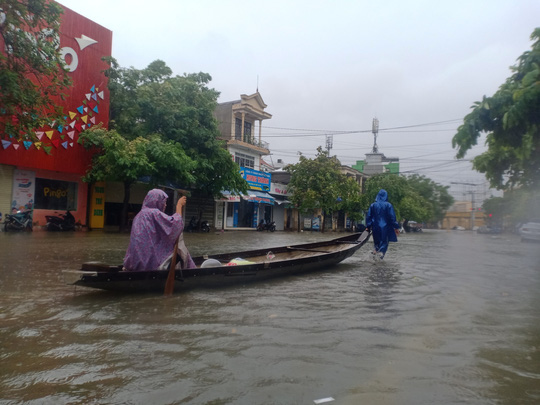 Nước ngập tại đường Dương Văn An, người dân dùng ghe để di chuyển