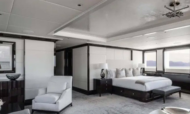 Du thuyền có hộp đêm phục vụ tối đa cho 12 khách