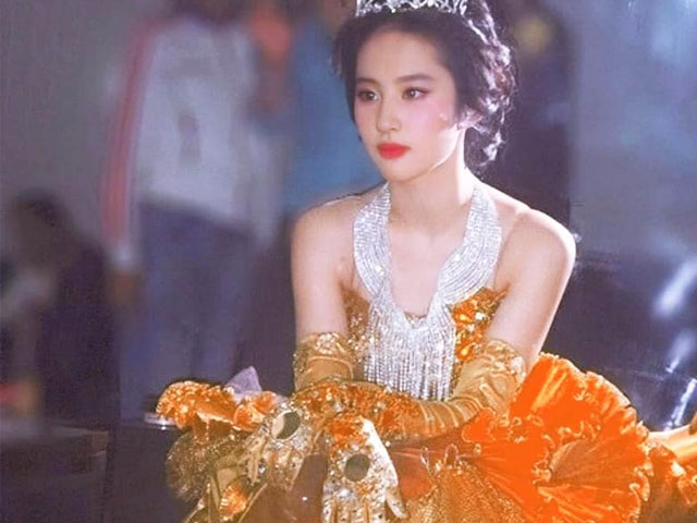 Làm đẹp - Nữ thần Kim Ưng mới bị ví như "gà bó xôi", dân mạng ngắm lại Lưu Diệc Phi để "rửa" mắt