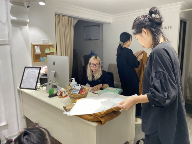 Nhân viên cửa hàng thời trang tất bật gói hàng cho khách