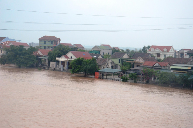 Nhà dân vùng hạ lưu sông Gianh có nguy cơ ngập lụt chưa từng thấy
