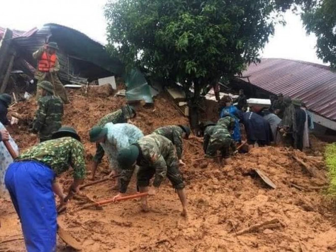 Lực lượng chức năng tìm kiếm các chiến sĩ bị vùi lấp do sạt lở đất. Ảnh: CTV