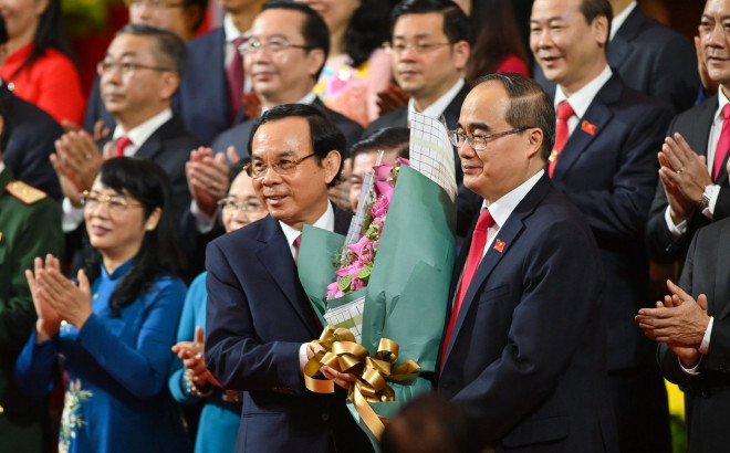 Ông Nguyễn Thiện Nhân tặng hoa cho Bí thư Thành ủy kế nhiệm là ông Nguyễn Văn Nên, Bí thư Trung ương Đảng trong phiên bế mạc đại hội Đảng bộ TPHCM khóa XI