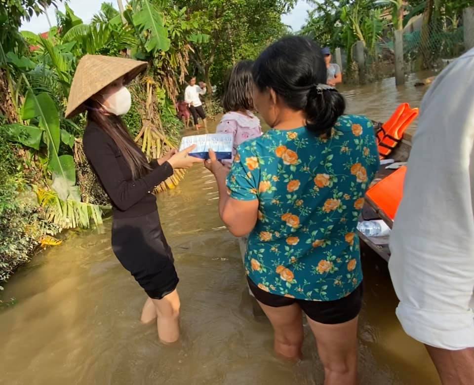 Thủy Tiên bức xúc, đến tận nơi vạch trần kẻ ăn chặn 40% tiền từ thiện của người dân - 4