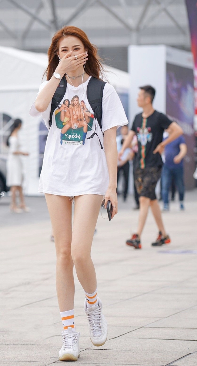 Ngoài ra, bạn nên chọn những chiếc áo có chất liệu nhẹ, mềm, nếu quá thô sẽ làm bạn trông bị cứng nhắc.
