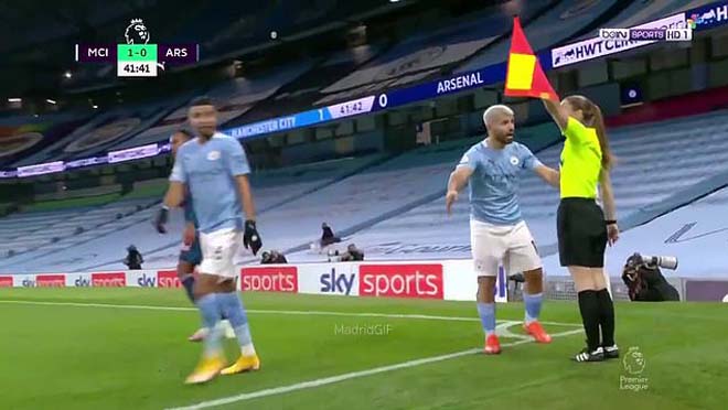 Aguero vuốt cổ nữ trọng tài biên, Man City nguy cơ nhận án phạt nặng - 1