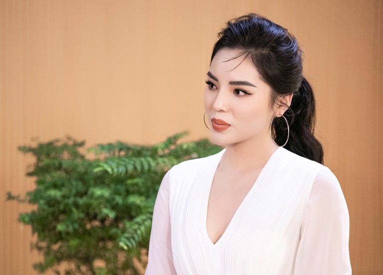 "Hoa hậu giản dị nhất showbiz Việt" bị chê keo kiệt khi làm từ thiện, cộng đồng mạng bức xúc - 4