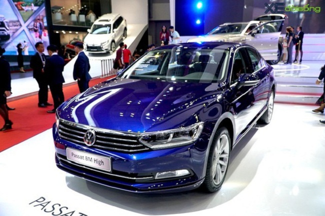 Volkswagen Passat BlueMotion High hiện đang được hãng hỗ trợ 100% phí trước bạ, tương đương giảm&nbsp;177,6 triệu đồng.