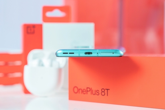 Sạc nhanh Warp 65 có khả năng nạp 58% pin chỉ trong 15 phút. Nó sử dụng công nghệ sạc pin đôi (twin-battery charging) để rút ngắn thời gian sạc đầy viên pin 4.500mAh của OnePlus 8T 5G chỉ còn 39 phút.
