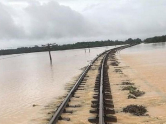 Tin tức trong ngày - Mưa lũ miền Trung: Tạm dừng tàu Hà Nội đi Vinh-Huế