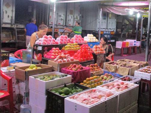 Trái cây Trung Quốc bán tại chợ đầu mối Thủ Đức (TP HCM)