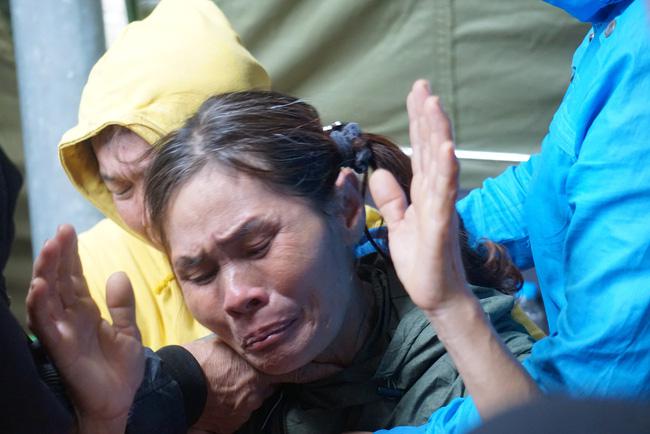 Bà Trương Thị Quyên, mẹ chiến sĩ Lê Tuấn Anh (xã Cam Thành, huyện Cam Lộ, Quảng Trị) khóc ngất khi biết tin con là một trong 22 chiến sĩ xấu số.
