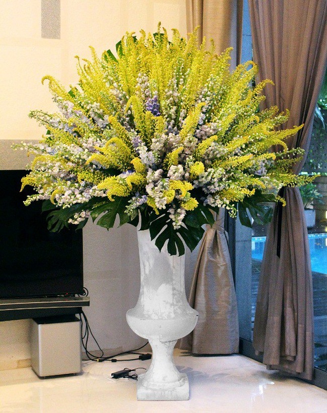 Bình hoa 85 triệu cao trên 2m được làm từ hơn 500 cành hoa Phi yến Delphinimum màu xanh và những bông hoa đuôi chồn nhập khẩu