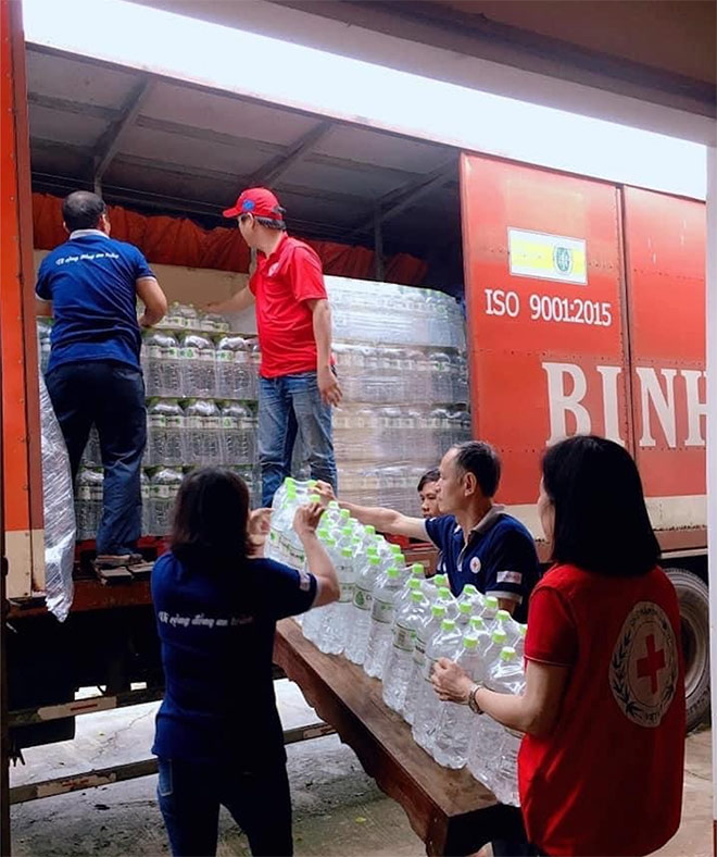 Những chai nước sạch đang được chuyển đến tận tay người dân vùng lũ, góp một chút sức lực, gửi một chút yêu thương đến họ.