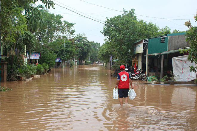 Tình hình thiên tai bão lũ vẫn đang diễn ra nghiêm trọng tại một số khu vực, mọi nỗ lực vẫn đang thực hiện để giúp cuộc sống của họ vượt qua giông bão.