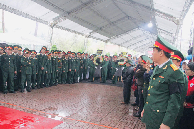Chiều 19/10, tại Nghĩa trang liệt sĩ TP. Vinh (Nghệ An) đã diễn ra lễ an táng của 3 quân nhân hy sinh khi đang làm nhiệm vụ cứu nạn sạt lở tại thủy điện Rào Trăng 3 (Thừa Thiên - Huế).