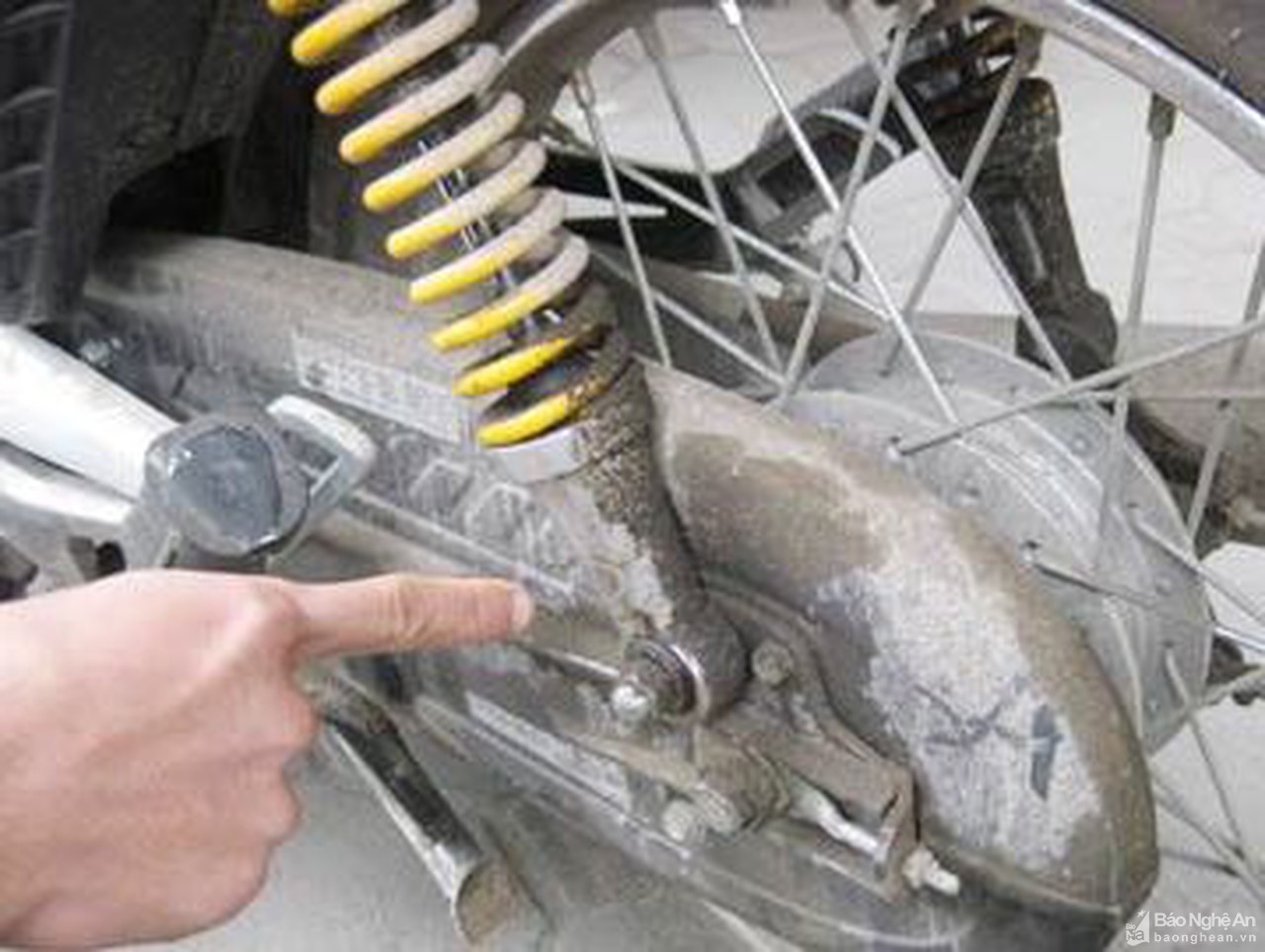 Những dấu hiệu hư hỏng thường gặp trên giảm xóc xe máy và cách khắc phục - 6