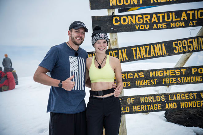 Mỹ nhân làng tennis Caroline Wozniacki và chồng mình, cựu sao bóng rổ David Lee cùng lên đỉnh Kilimanjaro