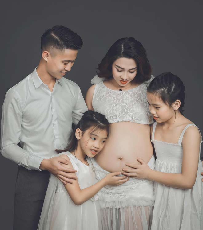 Đó là một bức ảnh đáng yêu của một gia đình 4 người với 4 con. Nếu bạn muốn thấy những nụ cười của hai bố con và hai mẹ con, hãy nhấp chuột vào đây ngay lập tức. Bức ảnh sẽ đem lại cho bạn cảm giác yên bình trong cuộc sống.