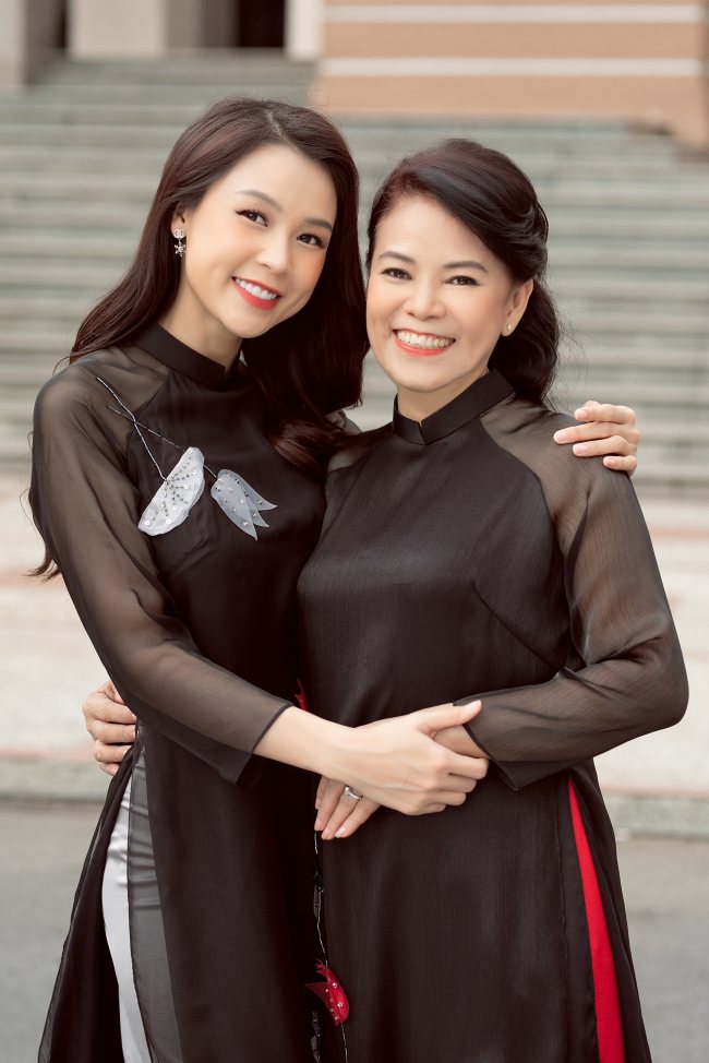 Sam xinh đẹp, rạng rỡ bên cạnh mẹ nhân ngày Phụ nữ Việt Nam.