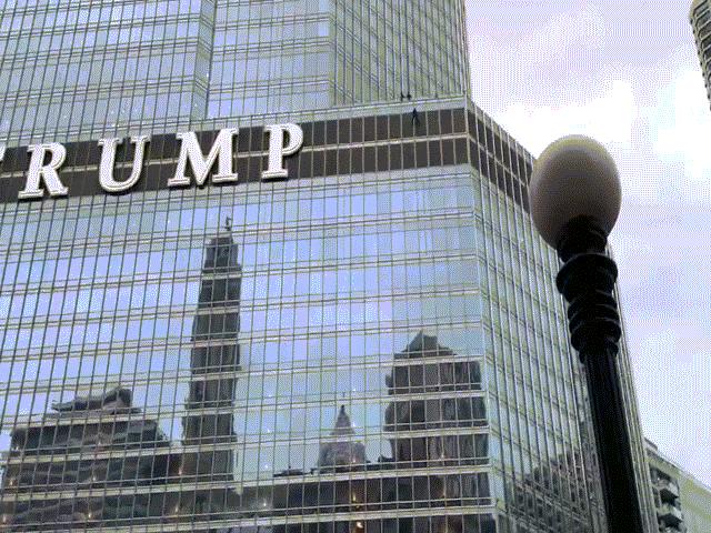 Thế giới - Người đàn ông cầm dao, treo mình trên tầng 16 tháp Trump đòi "nói chuyện" với Tổng thống Mỹ