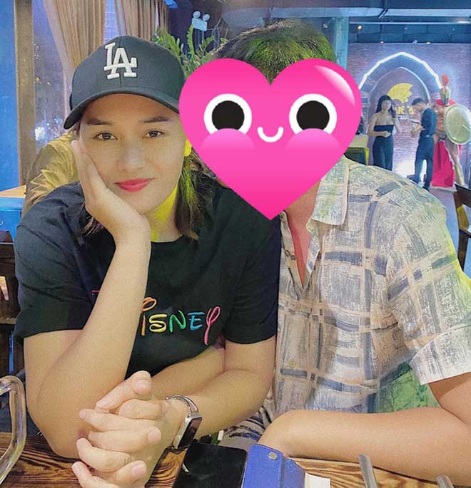 Linh Chi đăng ảnh chụp cùng bạn trai "giấu mặt"