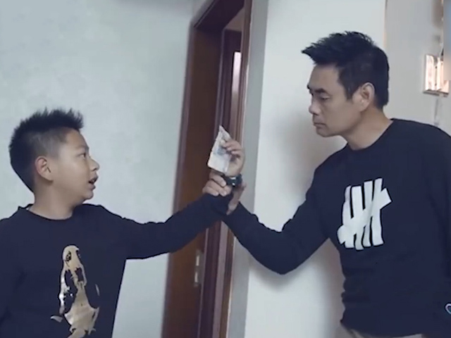 Cười 24H - Con trai bị mẹ đánh đòn oan chỉ vì ông bố bá đạo