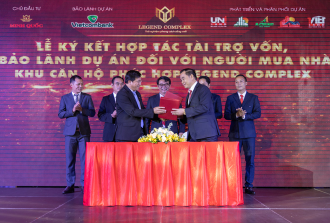 Quang cảnh ký kết bảo lãnh tiến độ giao nhà giữa đại diện Vietcombank và chủ đầu tư Minh Quốc với sự chứng kiến của đại diện các nhà phát triển, phân phối dự án.