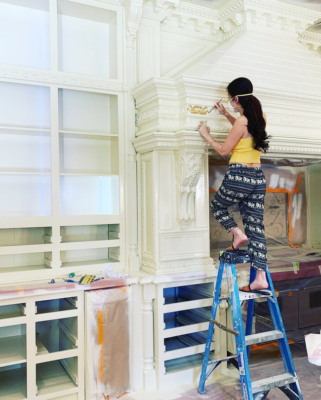 Trên Instagram cá nhân, Mimi có đăng tải bức ảnh cô trèo thang vẽ từng nét trang trí tỉ mỉ cho căn biệt thự.
