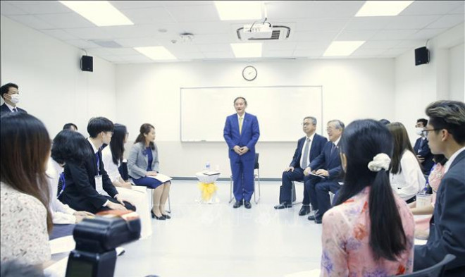 Thủ tướng Nhật Bản Suga Yoshihide đã có buổi gặp gỡ nói chuyện với sinh viên Trường Đại học Việt-Nhật (Đại học Quốc gia Hà Nội) - Ảnh: TTXVN
