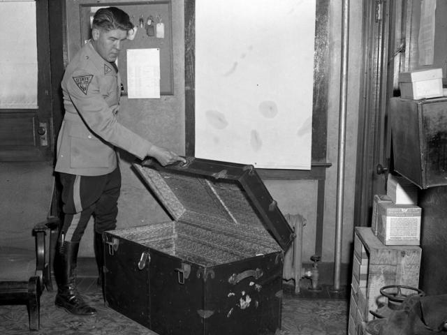 Xác chết lõa thể của người đàn bà chơi bời: Chiếc hòm đáng sợ