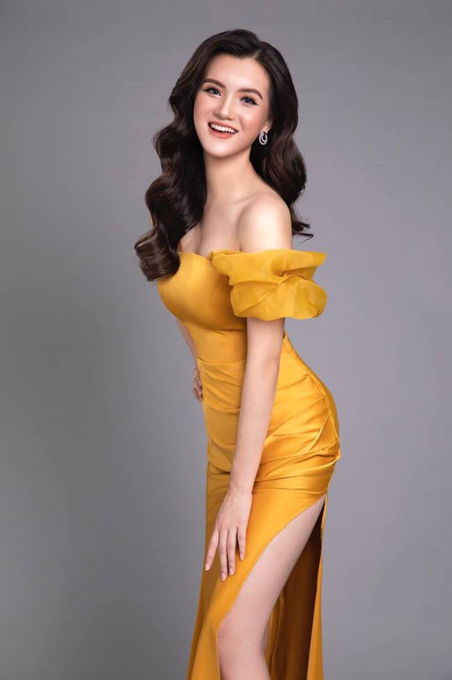 Tú Quỳnh khoe cô đã trở thành tân sinh viên của Đại học Thương mại và đây được xem là dấu mốc quan trọng để cô thêm tự tin hoàn thiện bản thân mỗi ngày.
