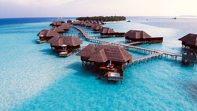  Maldives: Quần đảo này là một điểm đến cổ điển tuyệt đối cho tuần trăng mật với làn nước trong vắt, biệt thự trên biển và cảnh hoàng hôn ngoạn mục nhất trên thế giới.
