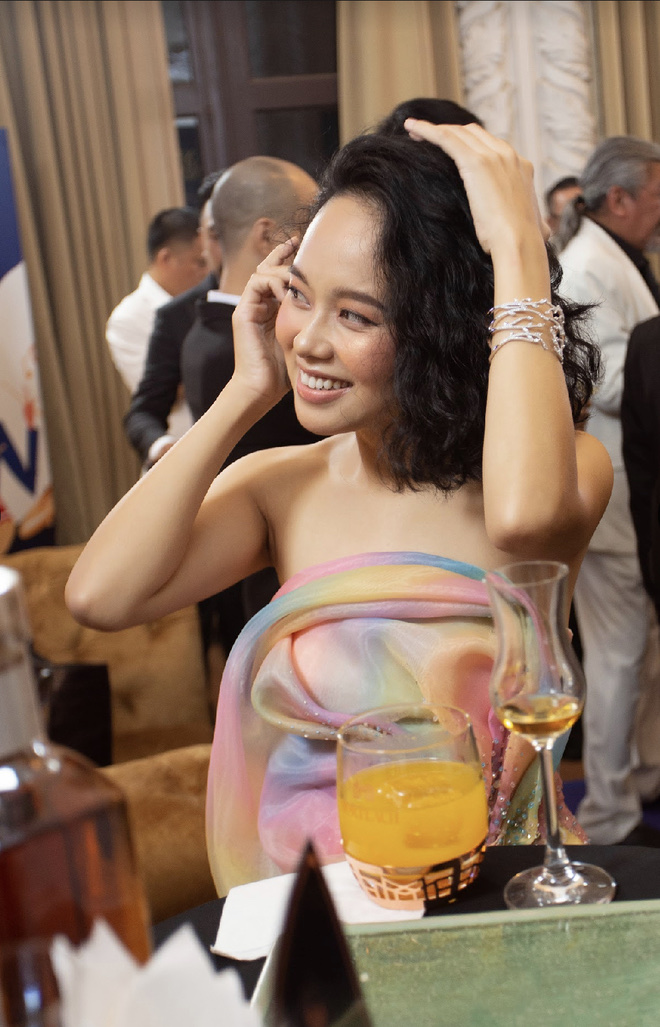 Hoàng Quyên xuất hiện rạng rỡ với vẻ quyến rũ của “gái một con” - 3