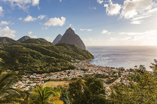 St Lucia: Hòn đảo xinh đẹp này thường được giới thiệu là một trong những điểm đến lãng mạn nhất thế giới với những hồ nước mù sương, khu rừng kỳ diệu...
