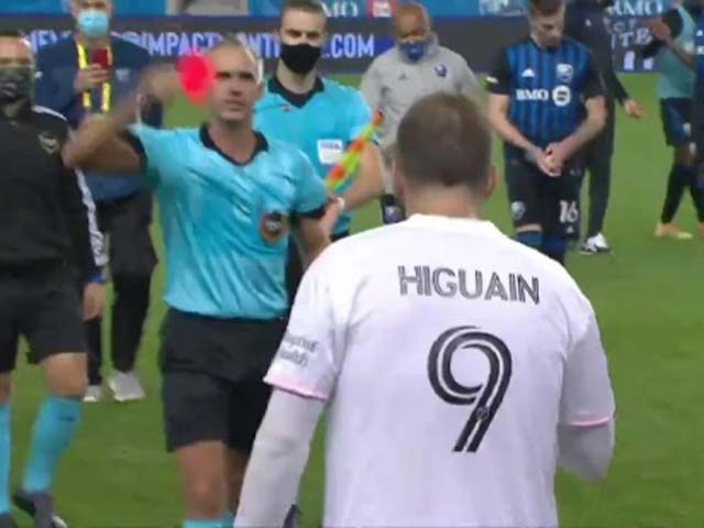 Trọng tài rút thẻ đỏ với Higuain dù đã hết trận