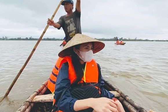 Mỉa mai Thủy Tiên "mặc đồ hiệu đi làm từ thiện", nữ MC bị dân mạng phản ứng dữ dội - 4