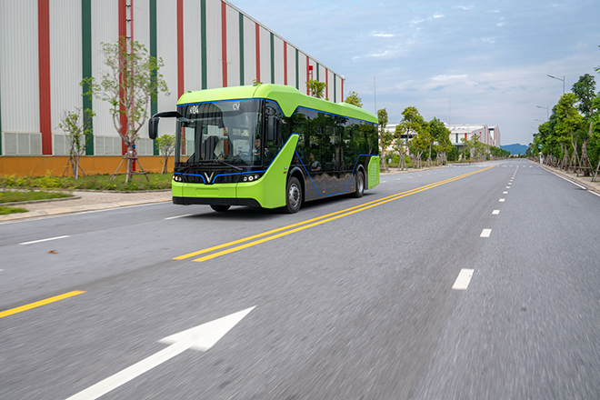 Ngoại hình ấn tượng và những công nghệ hiện đại của “tân binh” buýt điện một lần nữa khẳng định định hướng đầu tư và phát triển các sản phẩm xanh, thân thiện với môi trường của hãng xe Việt.