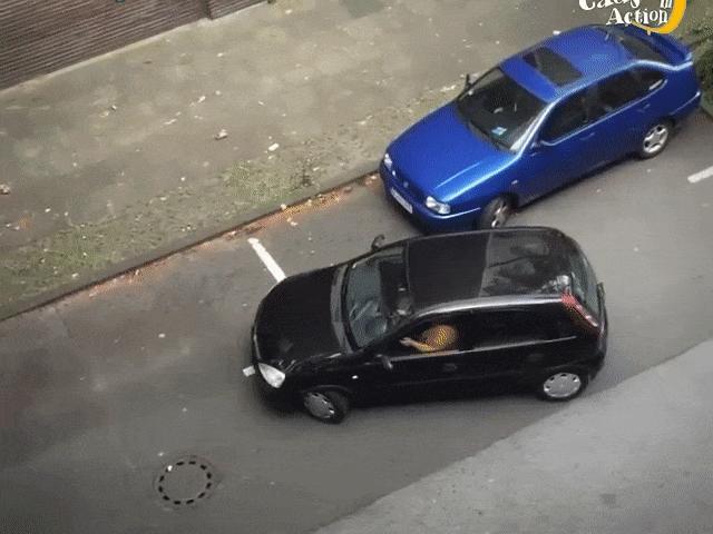 Ô tô - Video: Màn đỗ xe "cồng kềnh" nhất mọi thời đại của nữ tài xế