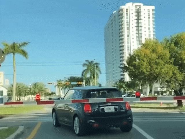 Tin tức ô tô - Video:Rợn người với những lần tàu hỏa "nghiền nát" ô tô